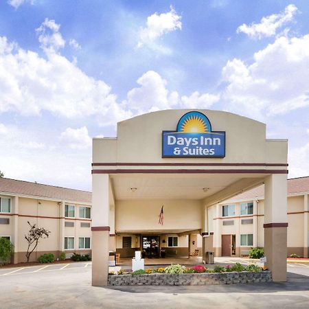 Days Inn & Suites By Wyndham Bridgeport - Clarksburg Exterior foto