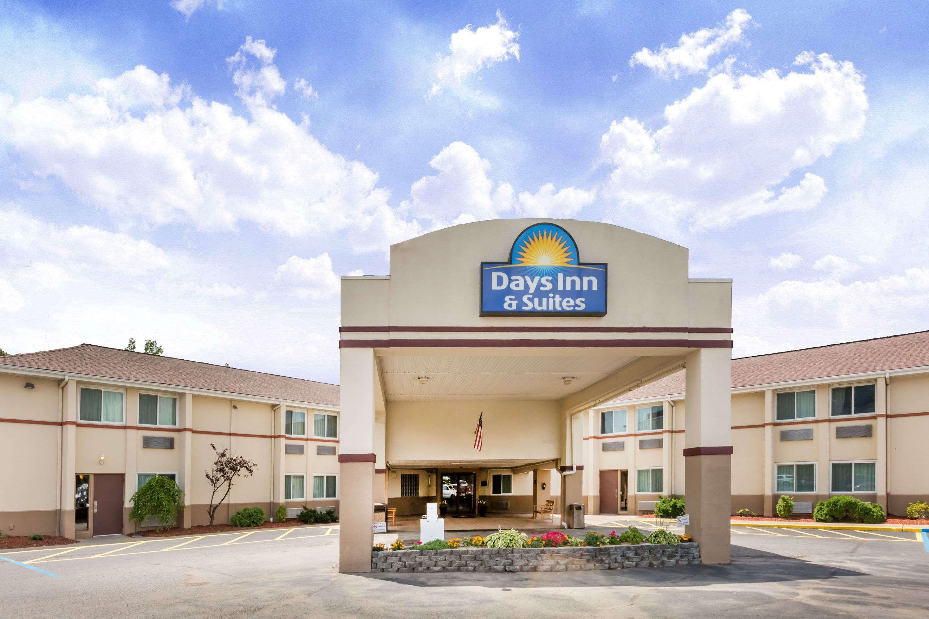 Days Inn & Suites By Wyndham Bridgeport - Clarksburg Exterior foto